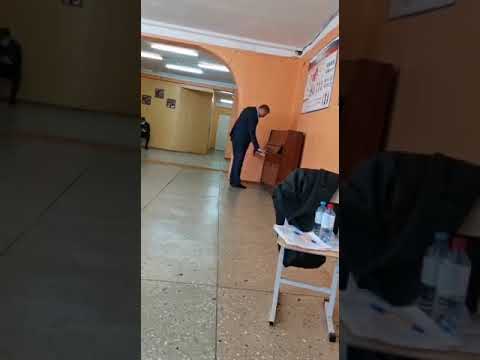 Владимир Данильчук сыграл на фортепиано на избирательном участке