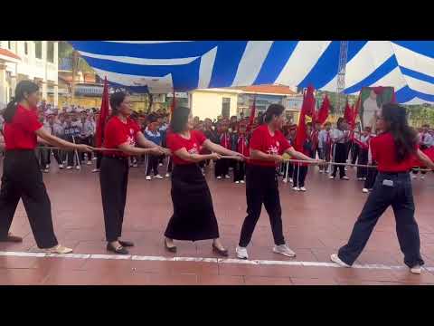 Phần thi kéo co của các thầy cô giáo trường Tiểu học An Sơn trong ngày Hội Khoẻ Phù Đổng năm học 2025-2026