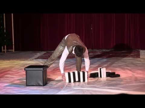 Kasparas Bujanauskas cigar box juggling act