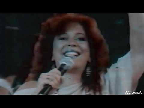 Beth Carvalho canta