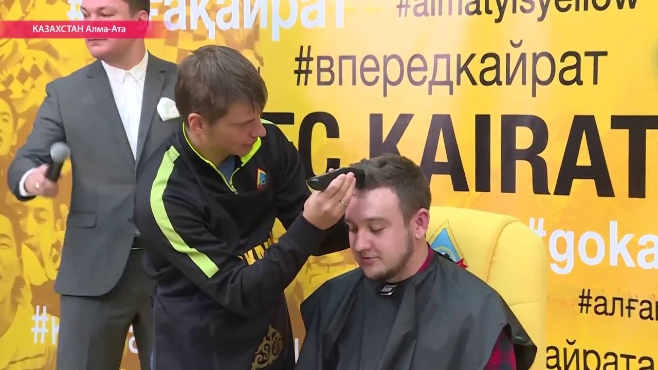 Футболист Аршавин бреет голову блогеру - YouTube