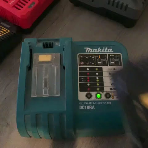 Kassér montering himmel Makita DC18RC Charger [Plays Music] - YouTube