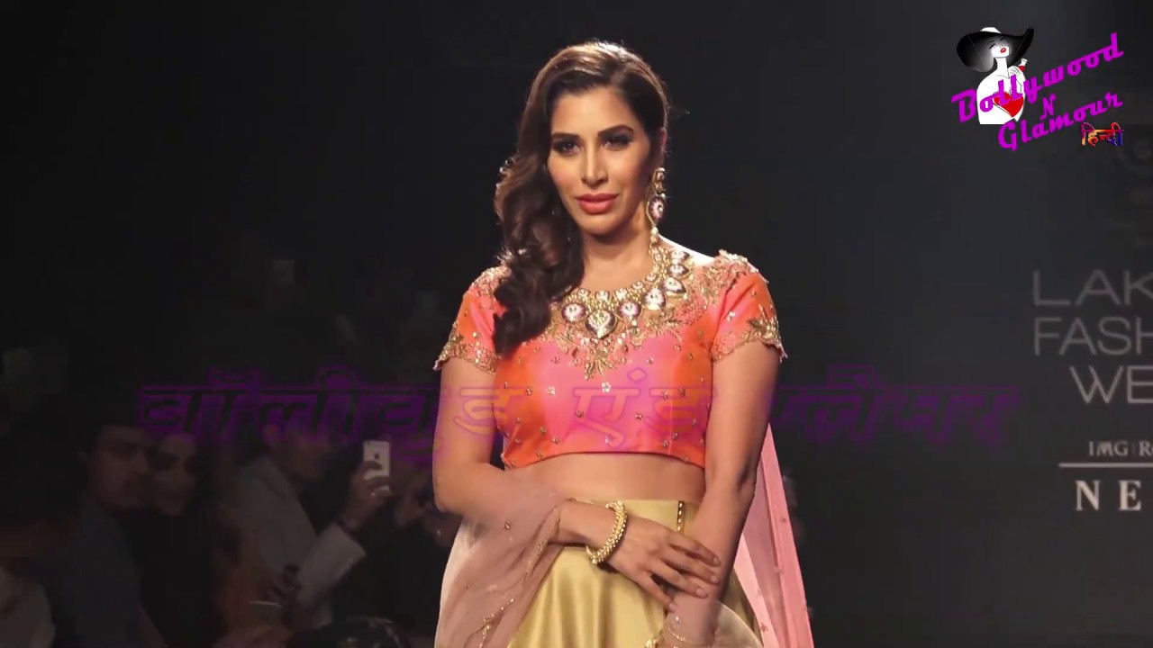 Sophie Choudry Walks The Ramp For Arvind Ampula At LFW WF 2018 Day 5