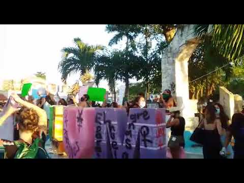 Paraíso huele a sangre, activistas marchan contra feminicidios en Quintana Roo