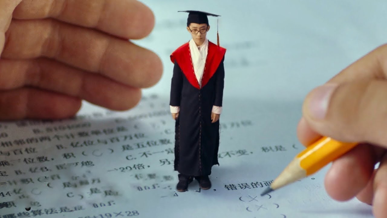 طالب فاشل يستعين بشخص قصير جدًا لكي يغش في الامتحان ، وبالفعل يصبح من افضل الطلاب | Little Canned