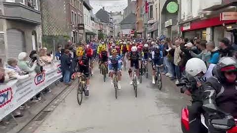 🔥 A large crowd cheers on the riders in the parade in Ciney!#FlecheWallonne