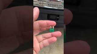 Freightliner Cascadia trailer light fuse change 车厢的保险丝。