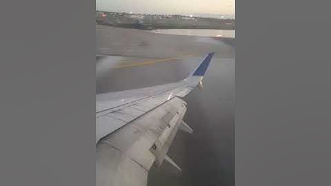 Boeing 737 wing strike