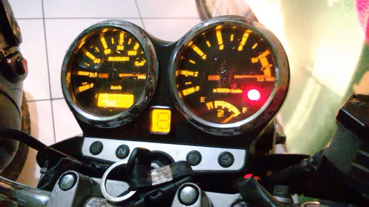 Porque quando ligo a ignição, a GSR 150i faz um barulho estranho?