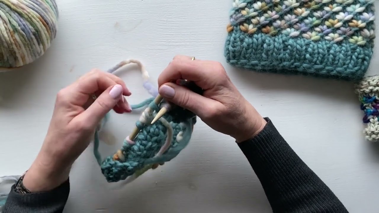 Pletená čepice s kvítkovým vzorem