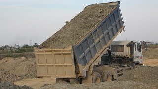 Extreme Dump Truck Bongkar Pasir - Mesin Konstruksi Jalan di Kamboja