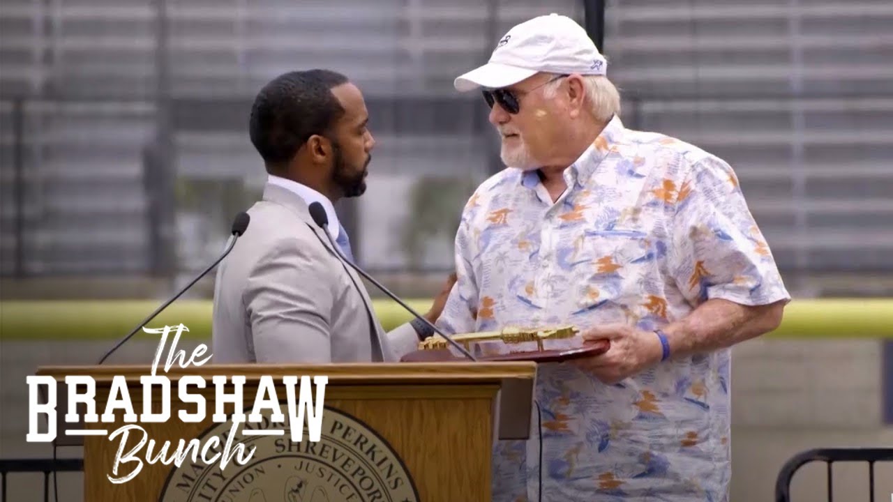 Terry Bradshaw Receives a Key to His Hometown | The Bradshaw Bunch | E ...