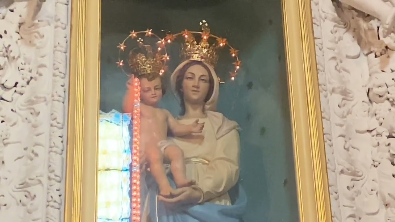 Notre Dame des Roses 🌹 San Damiano il y a une silhouette lumineuse dans les nuages sur l’arbre