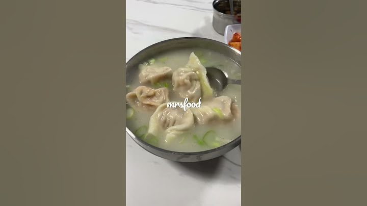 너무 뜨겁지 않은 사골국물에 김치손만두와 떡국떡을 넣은 두미만두 굿!!! #만두 #미세스푸드