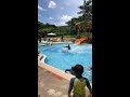 Hombre se desliza sobre el agua ¡INCREíBLE! a la salida de un tobogán de parque acuático