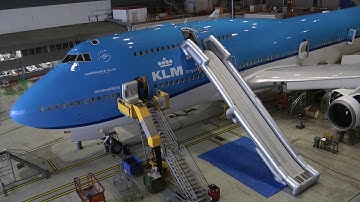 Boeing 747-400 upper deck emergency slide deployment