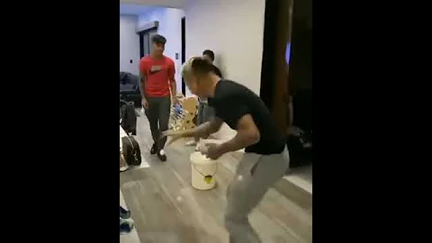 EDU VARGAS REALIZÓ BROMA PESADA A SU MAMÁ