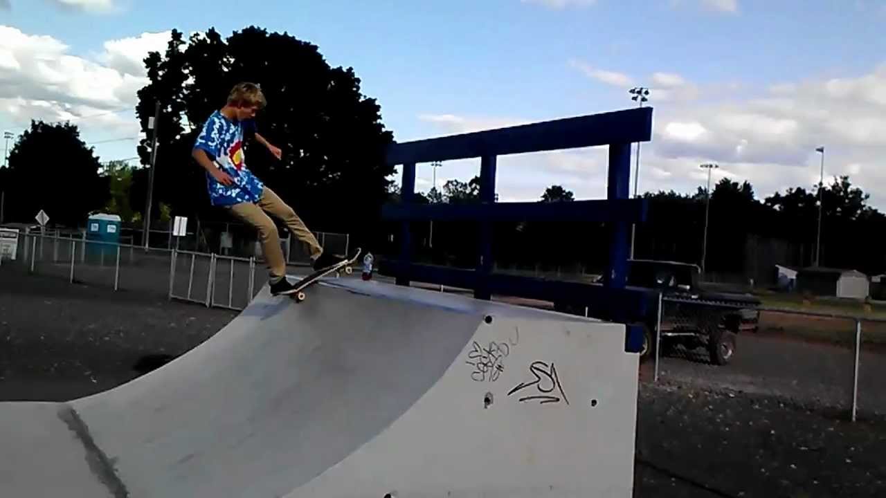 Nose grab 180 tail stal on halfpipe