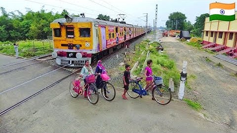 Crazy girls stuck and dangerous crossing railgate : Accelerated EMU  moving throughout at railgate