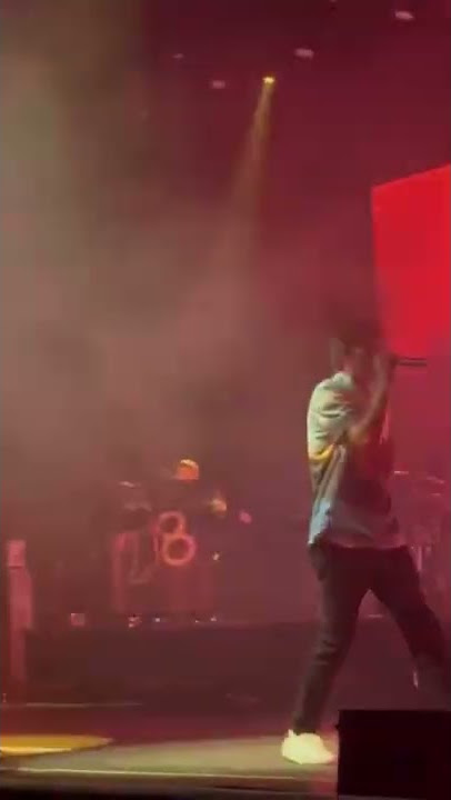 louis singing “Always you” in Melbourne for night 1! 💙 #louistomlinson