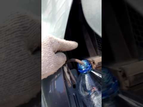 как слить воду из бочка омывателя киа рио