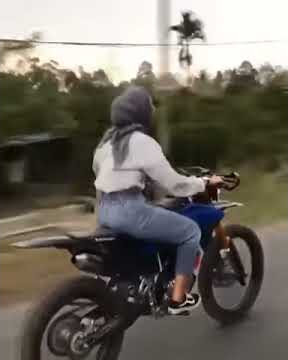 Cewek hijab naik klx