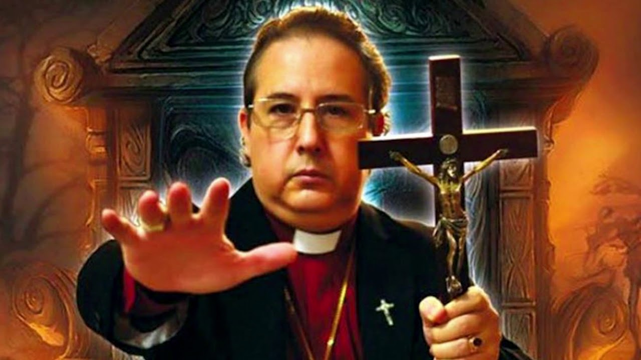 Священник изгоняет демона. Ютуб крест мем. Изгоняющий дьявола джеймс вудс. Католические священники изгнание бесов. Джеймс вудс очень страшное кино 2.