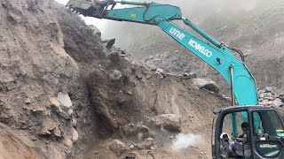 Digging sand, on rocky cliffs, in sand mining, rocks collapse when the excavator is working