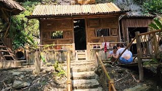 Two Girls Build a Bamboo House, Go Camping, Catch Fish, and Cook Rice in Bamboo Tubes