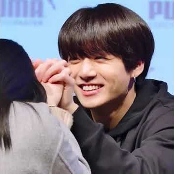 BTS fansign moment ✨Jungkook holds hand of an army girl 🥺 |luckyarmy| #btsfansign #bts_with_girl