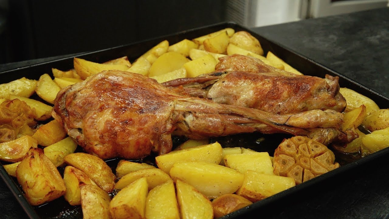 Pierna (o paletilla) de cordero al horno con patatas MUY JUGOSA