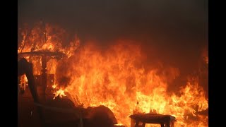 Sichere Weihnachten - so schnell kann es brennen...
Sicher durch die Weihnachtszeit: Innerhalb von nicht einmal drei Minuten kann sich ein Vollbrand entwickeln, der nicht mehr mit hausüblichen Kleinlöschgeräten wie dem Feuerlöscher unter Kontrolle zu bringen ist. Insbesondere zum Ende der Weihnachtszeit sind Tannenzweige durch die Zimmerluft ausgetrocknet und dadurch leicht entzündlich. Wichtig sind vor allem eine ständige Beobachtung der Kerzen sowie eine feuerfeste Unterlage und Abstand zu brennbaren Gegenständen. Es ist sinnvoll, Tannengrün regelmäßig zu befeuchten und heruntergebrannte Kerzen zu ersetzen. Oftmals genügen nur wenige Sekunden der Unachtsamkeit. Kann ein Entstehungsbrand nicht beim allerersten Versuch selbst gelöscht werden, alarmieren Sie den Notruf 112. (Infos/Fotos: Berliner Feuerwehr) Sichere Weihnachten - so schnell kann es brennen...