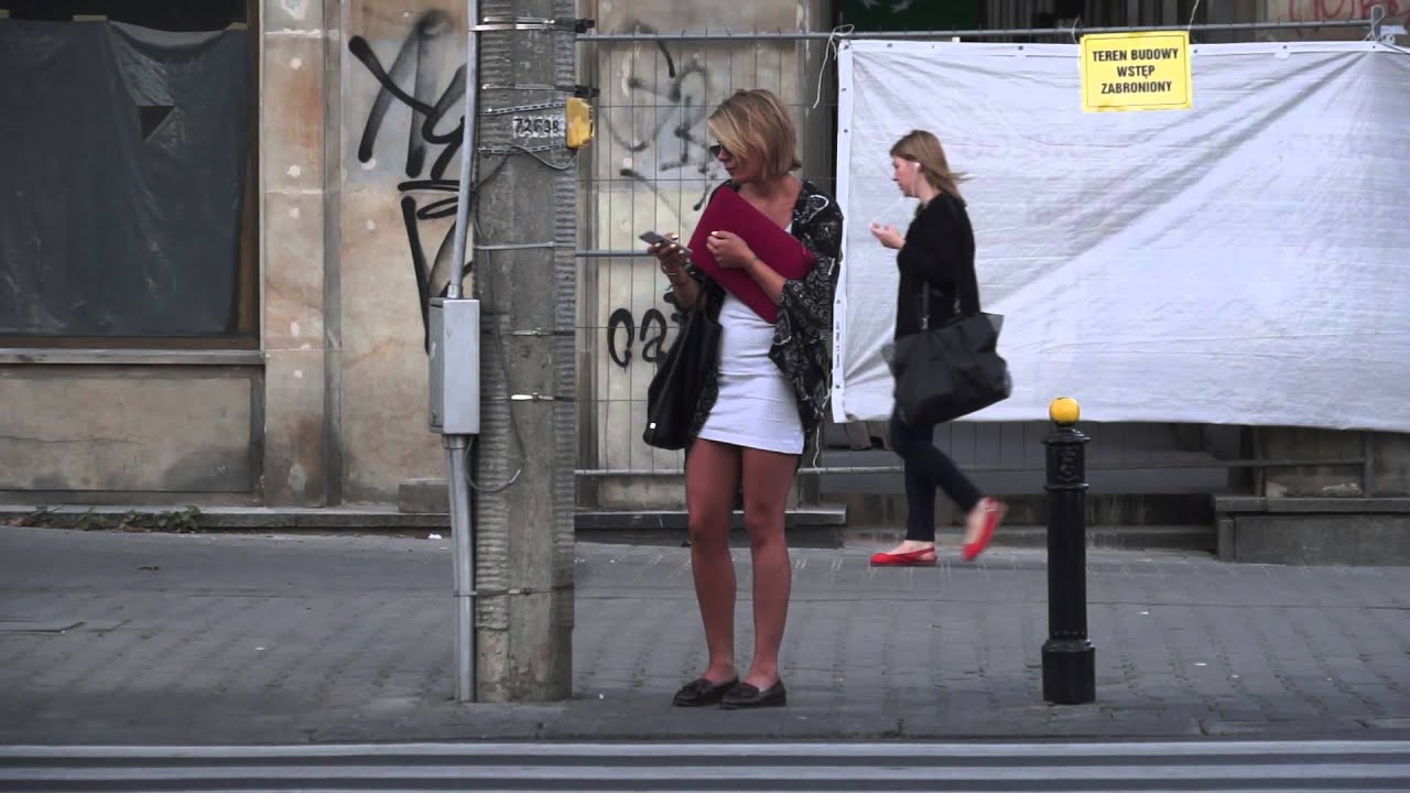 Wierzbicka w białej mini na spacerze