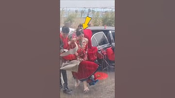 Cô dâu làm đám cưới ngày mưa bão