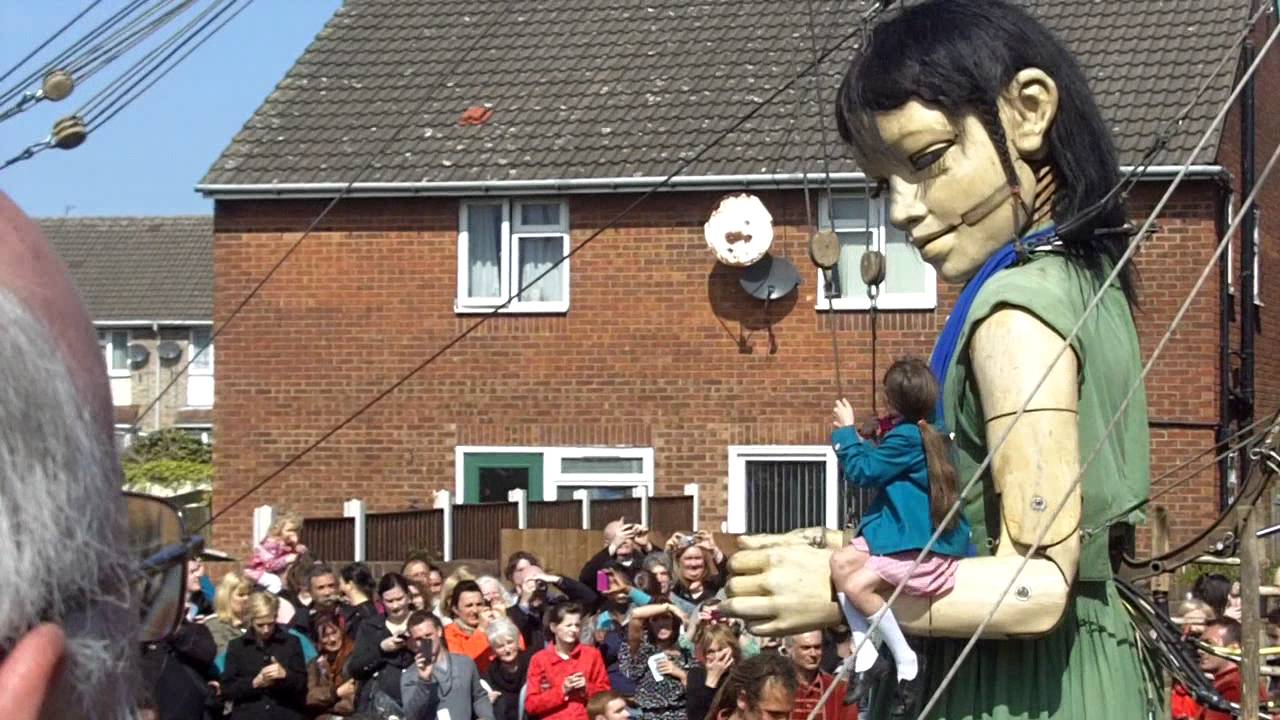sea_odyssey_giant_spectacular - Little girl giant taking local kids for a ride