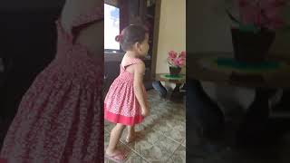 Vídeo Fofo De Menina De 2 Anos Dançando