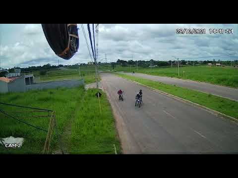 Câmera de segurança flagra momento em que motoboy é roubado em Rio Branco