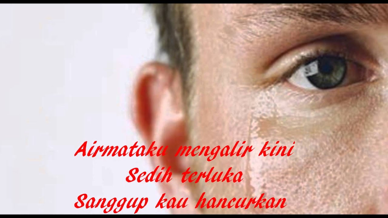 парень плачет.