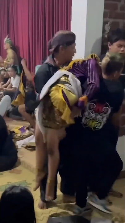 seramnya penyembuhan wanita cantik di belakang panggung