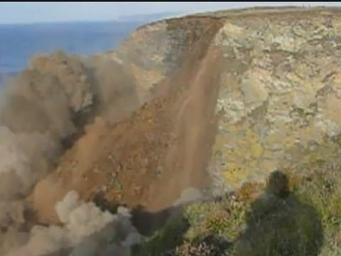 Video: Grusomhet på klipporna i Cornwall som skrämmande pojke kastas i havet