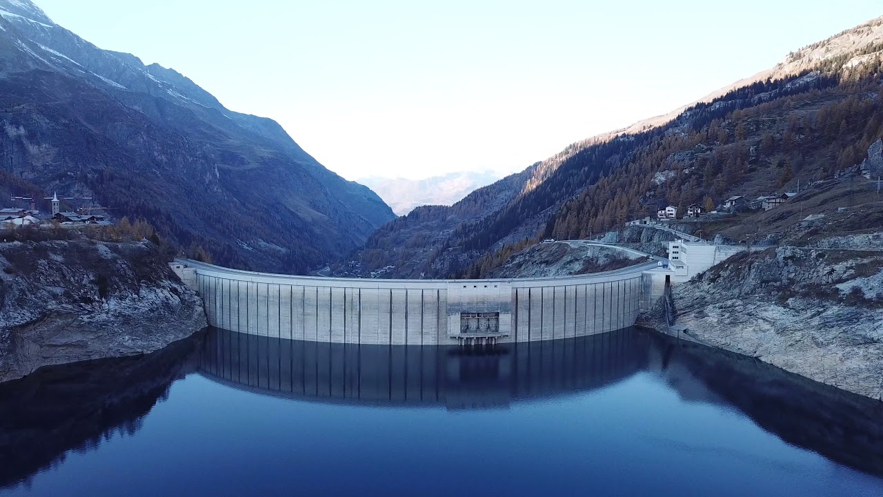Vol au dessus du barrage de Tignes et du Lac du Chevril