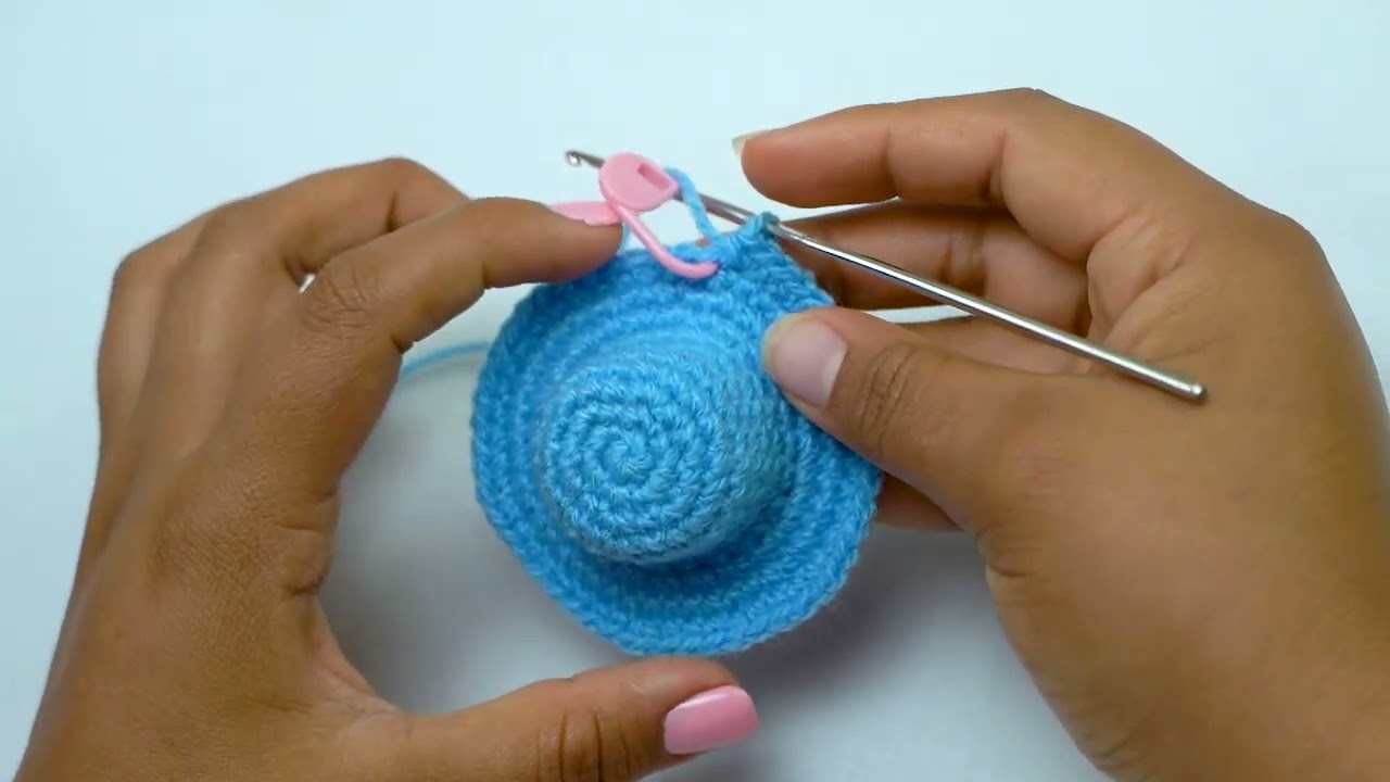 Llavero DE SOMBRERO A CROCHET _  YOUTUBE _ paso a paso video tutorial.