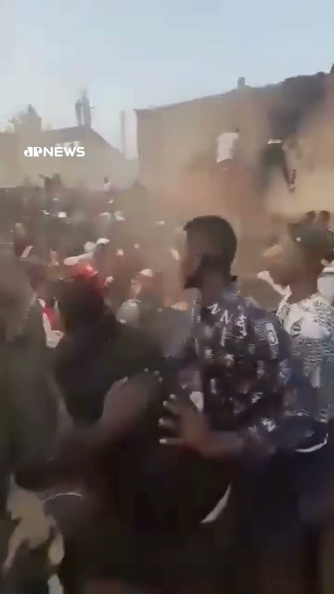 Tumulto após protestos em partida de futebol na Guiné deixa 56 mortos #shorts