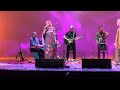 Saharari Kantari con Aziza Brahim y Eñaut Elorrieta y bailarinas