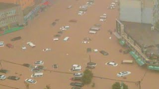 Плотины рушатся, мосты уходят под воду после огромных наводнений в Гуандуне, Китай