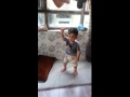 طفل نايم يكعد يرقص على اغنية ياستار احمد جواد(زيودي الجنابي)