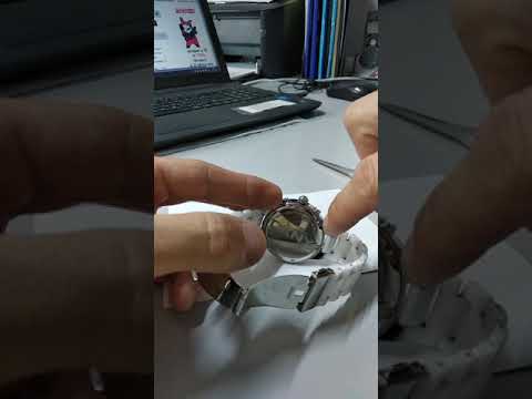 Как поменять батарейку в часах ,без специального ключа.