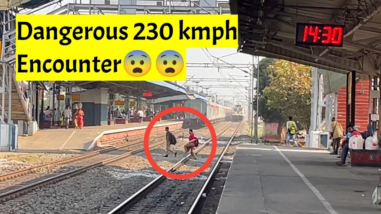 TREMENDOUS!! 230 kmph😨 Crossing- WAP7 Sealdah Duronto crosses WAP7 Patna Janshatabdi-Indian Railways