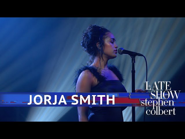 Jorja Smith Performs 'Don't Watch Me Cry' class=