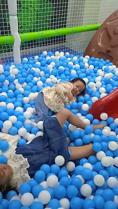 anak kecil mandi bola sreru sekali jangan lupa subscribe yaa#bocill #viral #fypシ #shorts